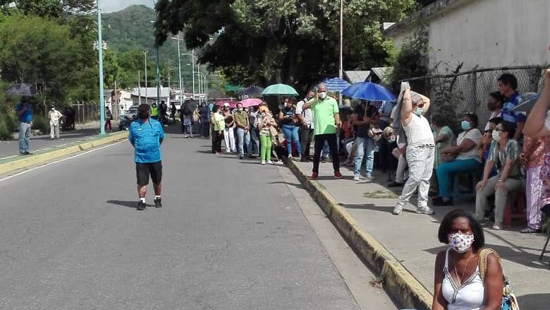 Personas hacen hasta ocho horas de cola para participar en la vacunación en Maracay | Foto cortesía