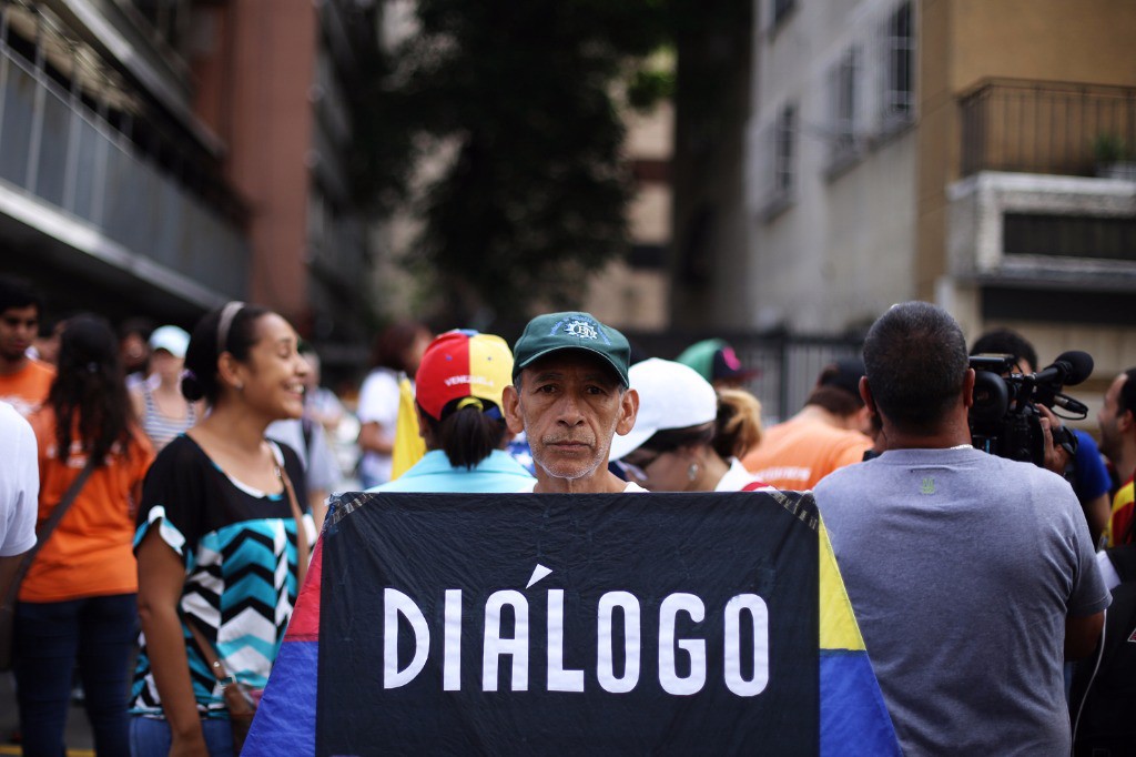Más de la mitad de los venezolanos apoya la negociación en México, según Datincorp