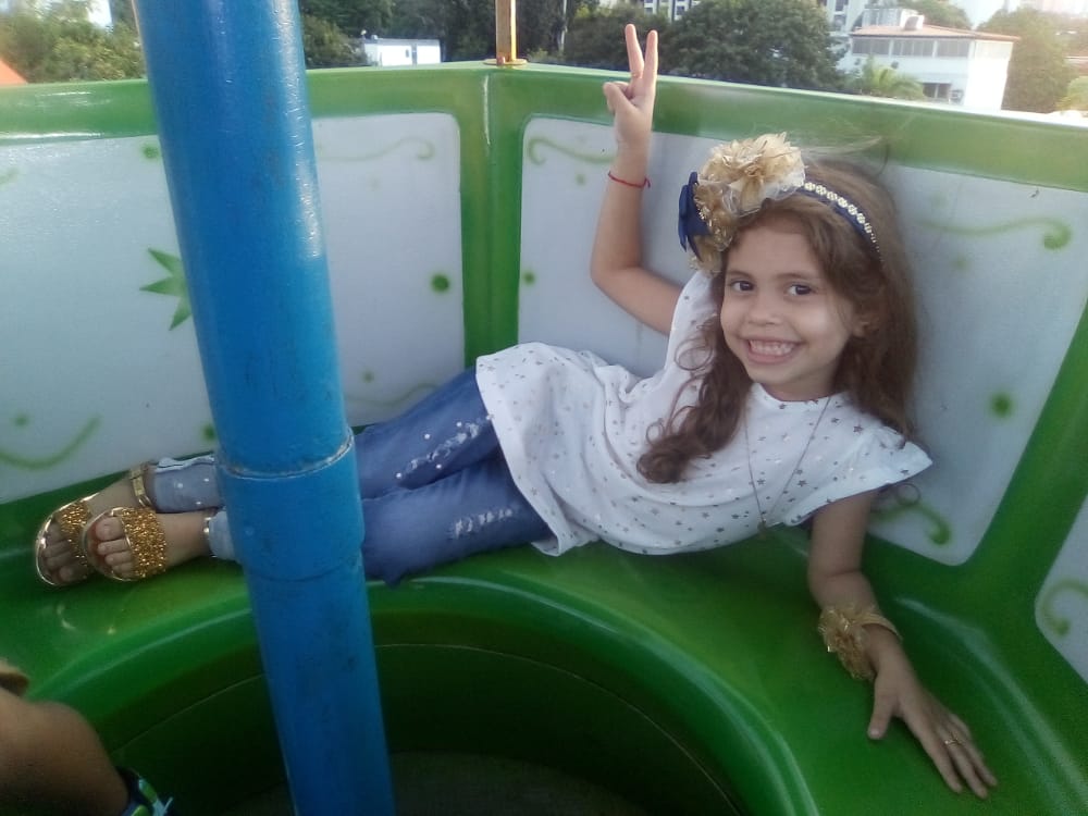 Aranza jugando en el parque