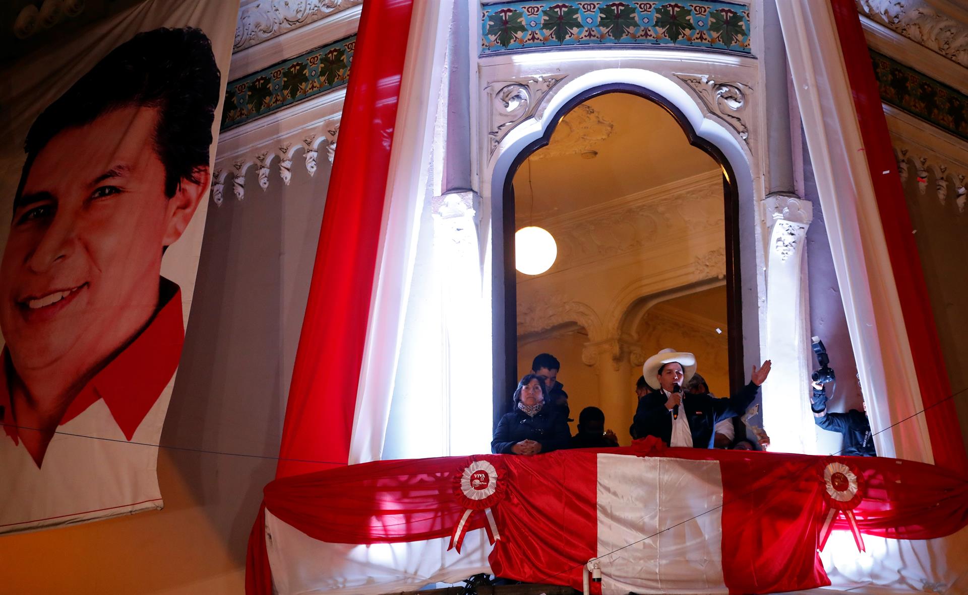 Pedro Castillo recibe las credenciales de presidente electo de Perú