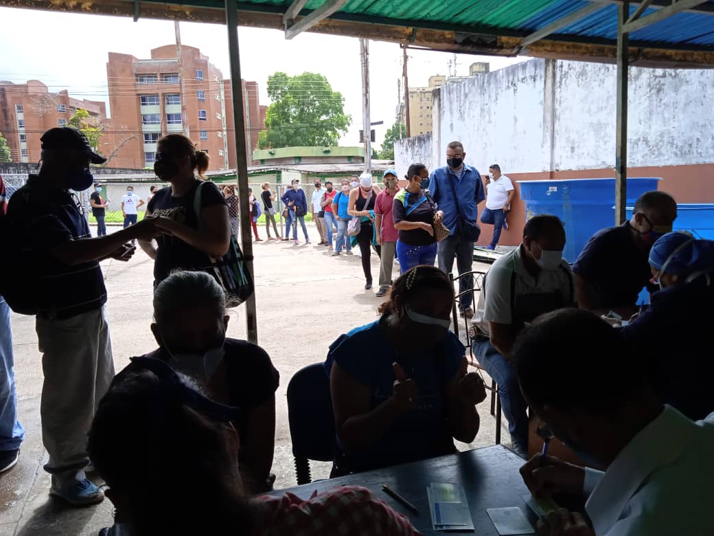 Suspendenvacunación en Polideportivo de Maturín ante aumento de casos de COVID-19
