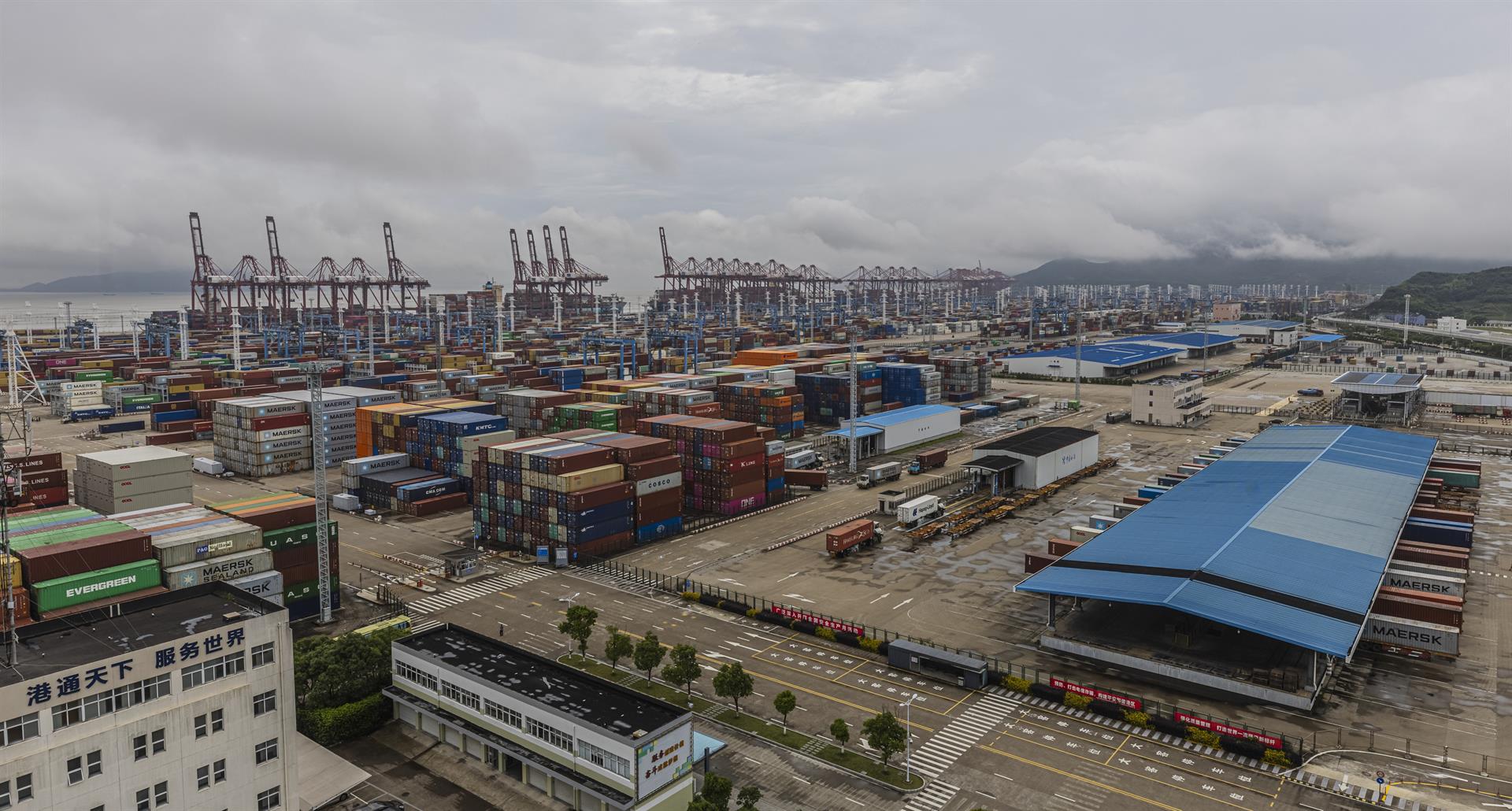Alertan retrasos en envíos por cierre parcial del mayor puerto chino por caso de COVID-19