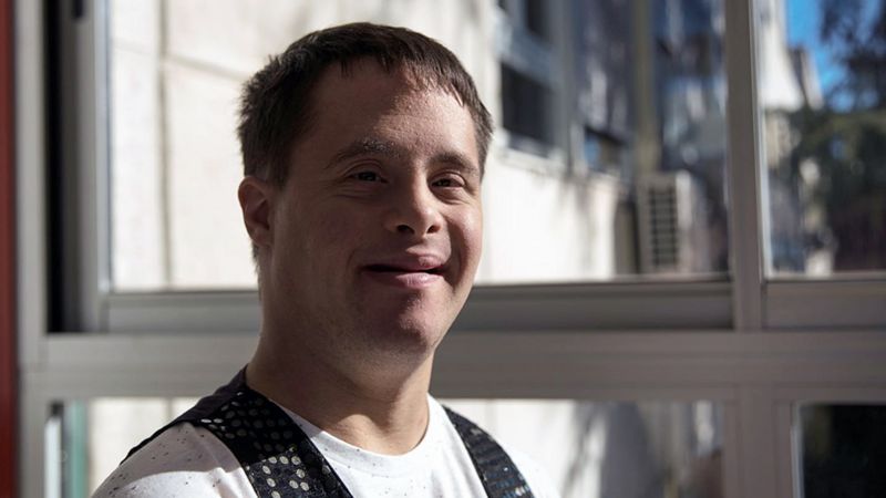 Alejandro Cuervo, el ilusionista argentino con síndrome de Down que usa la magia para enseñar sobre inclusión
