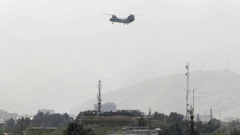 Un helicóptero militar de EE.UU. sobrevuela Kabul durante la evacuación de personal, 15 de agosto de 2021.