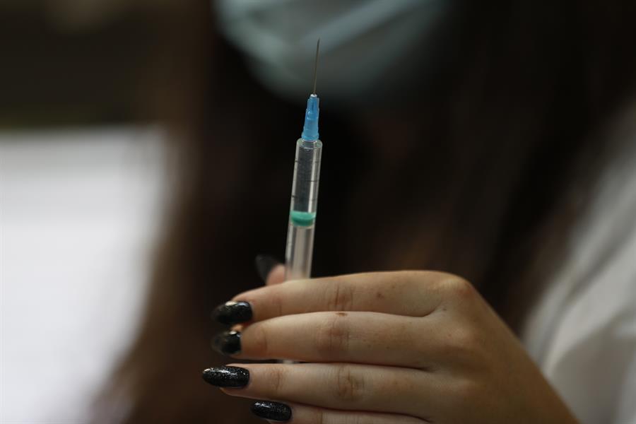 "No está claro si se necesita ni cuándo dosis de refuerzo contra COVID-19", reconoce la EMA
