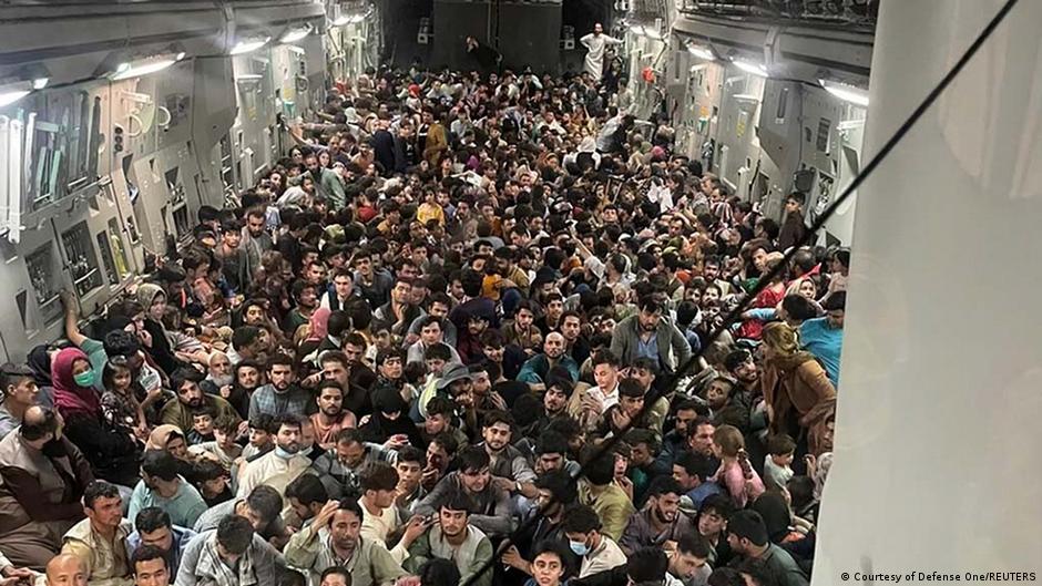 Impresionante foto muestra a cientos de afganos huyendo de Kabul en avión de EE.UU.