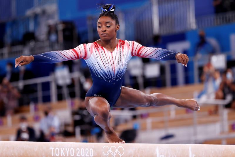 Biles regresa a la competición con un bronce en barra