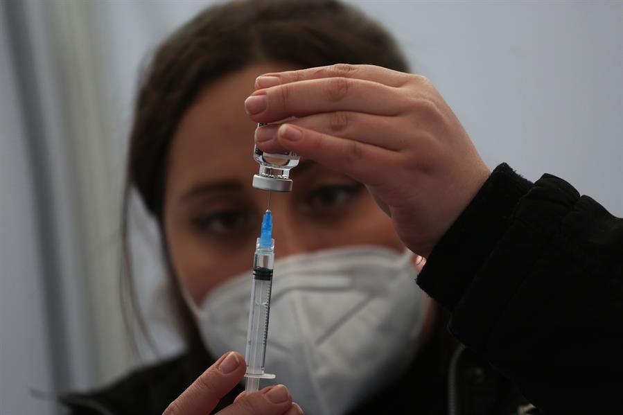 Chile inicia la inoculación de terceras dosis con AstraZeneca a los mayores