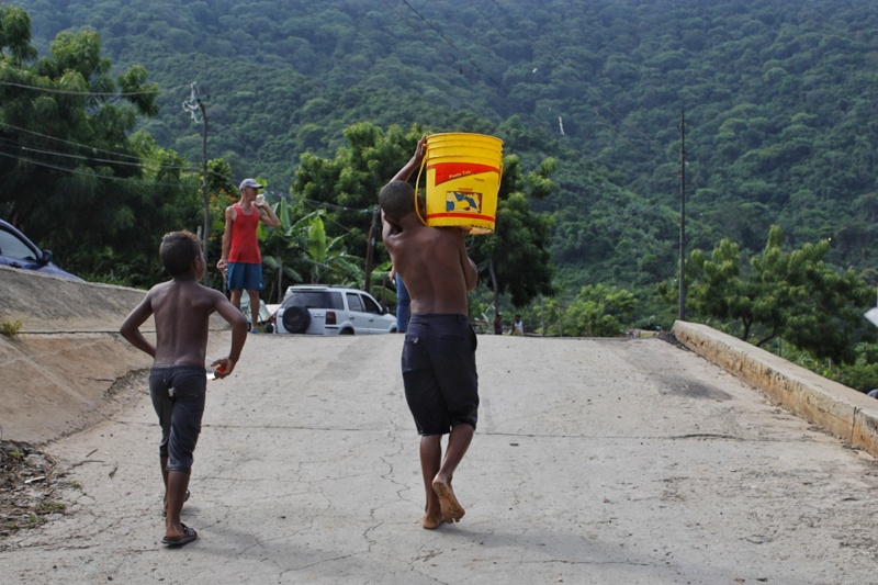 Habitantes de Vargas no bajan la guardia ante las lluvias y crecidas de los ríos
