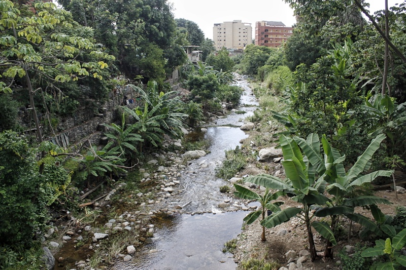 Habitantes de Vargas no bajan la guardia ante las lluvias y crecidas de los ríos