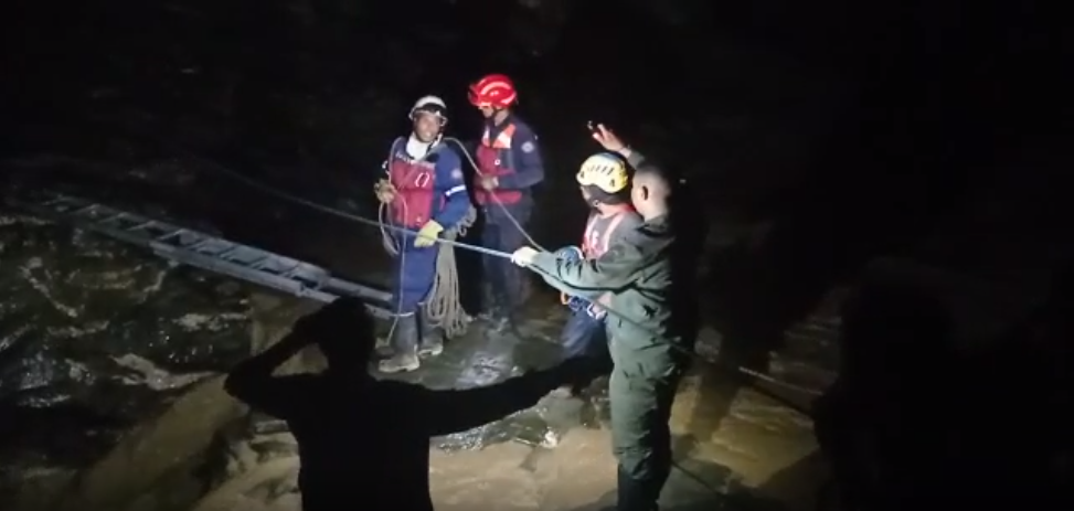 Bomberos rescatan a 30 personas en el sector La Mariposa