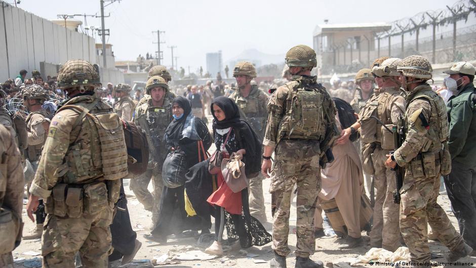 Talibanes culpan a Estados Unidos por caos en aeropuerto de Kabul