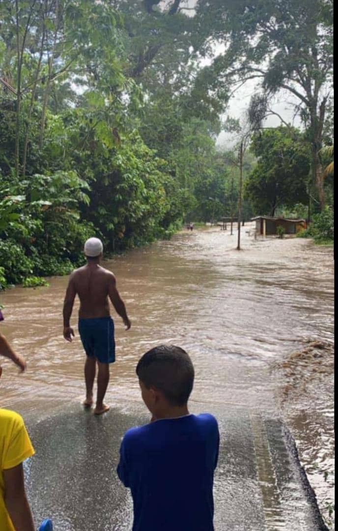 Se desborda río La Trilla en Ocumare de La Costa en Aragua este #29Ago