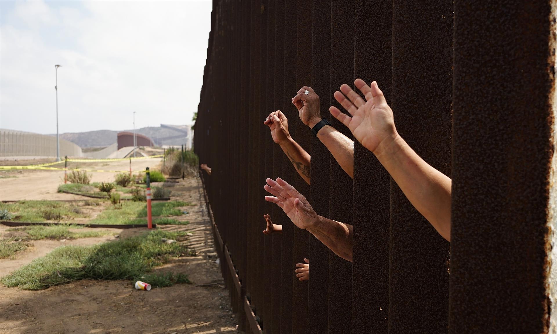 Tribunal Supremo de EEUU permite que se restablezca el programa "Espera en México" - Localizan a 22 migrantes, entre ellos venezolanos, secuestrados en centro de México