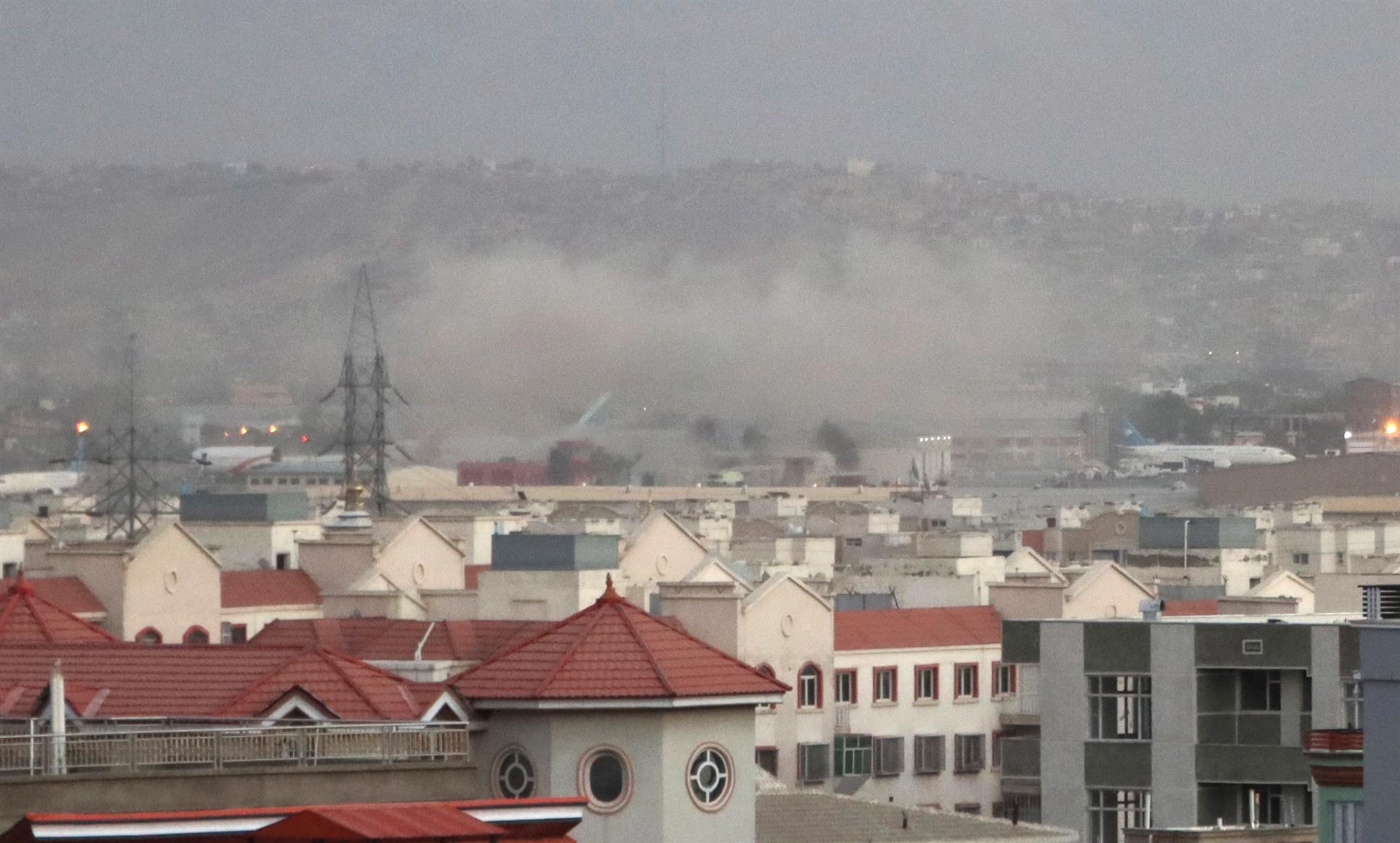 Más de 60 muertos tras el doble atentado en el aeropuerto de Kabul