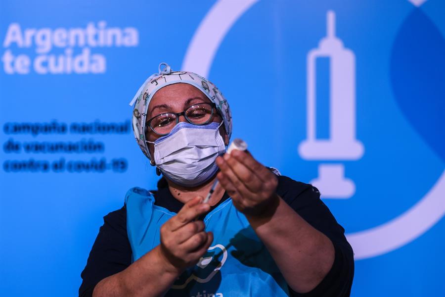 Según investigadores argentinos, la combinación de vacunas “muestra resultados preliminares alentadores” | Foto: EFE