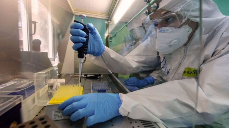 Científicos de Sudáfrica hallan una nueva variante de coronavirus muy mutante