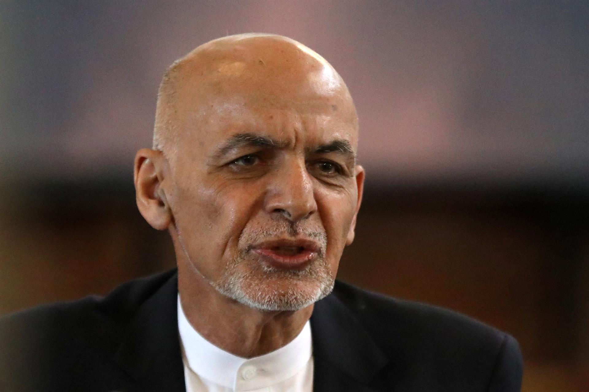 Emiratos Árabes confirma que presidente afgano se refugia en su territorio