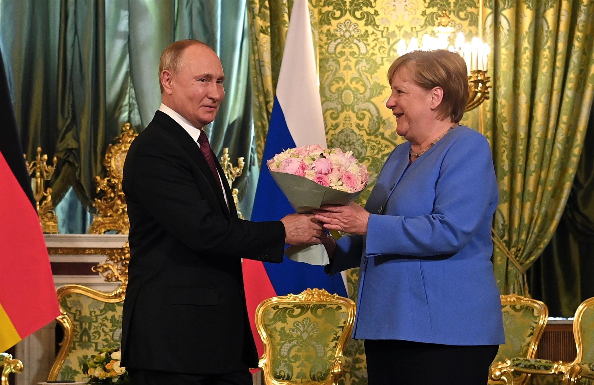 Merkel reconoce diferencias con Putin, al terminar reunión en el Kremlin