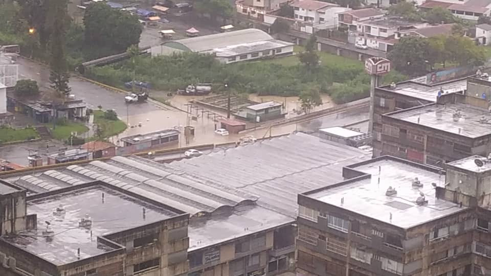 Reportan apagones en Caracas y varias zonas de Miranda en medio de fuertes lluvias