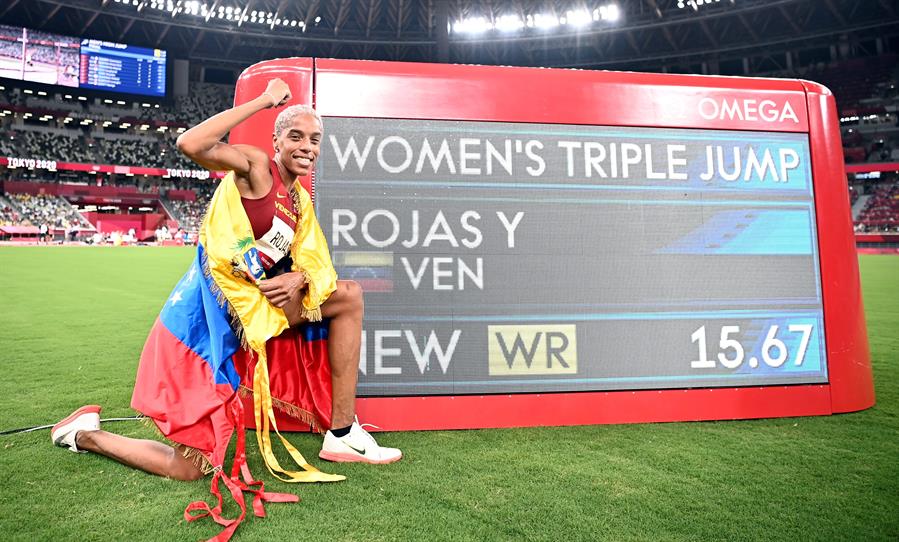 "Los invito a seguir soñando", dice Yulimar Rojas tras ganar el oro en Tokio