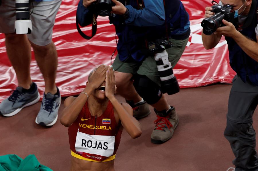 Yulimar Rojas celebró su medalla de oro por todo el estadio al finalizar la competencia | Foto: EFE/ Alberto Estévez