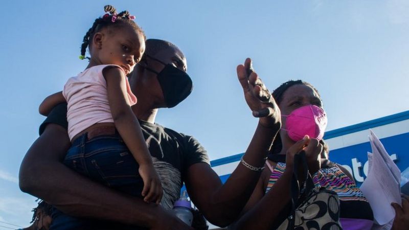 "Tengo una mujer embarazada de 8 meses y no tenía nada para comer. Pensé que me iban a deportar": los haitianos que recorrieron América Latina y lograron cruzar a EE.UU.