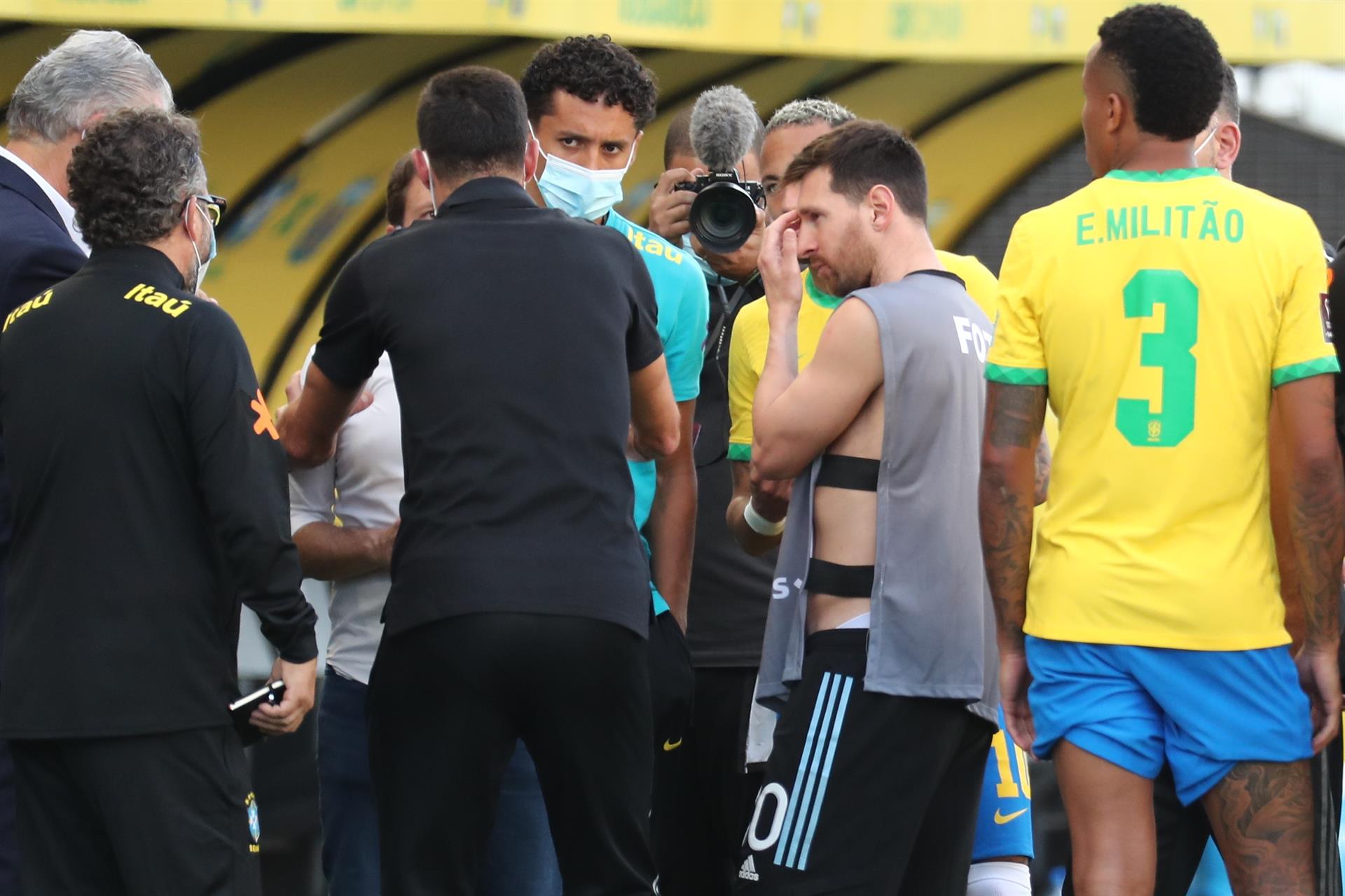 Regulador sanitario brasileño interrumpe partido entre Brasil y Argentina