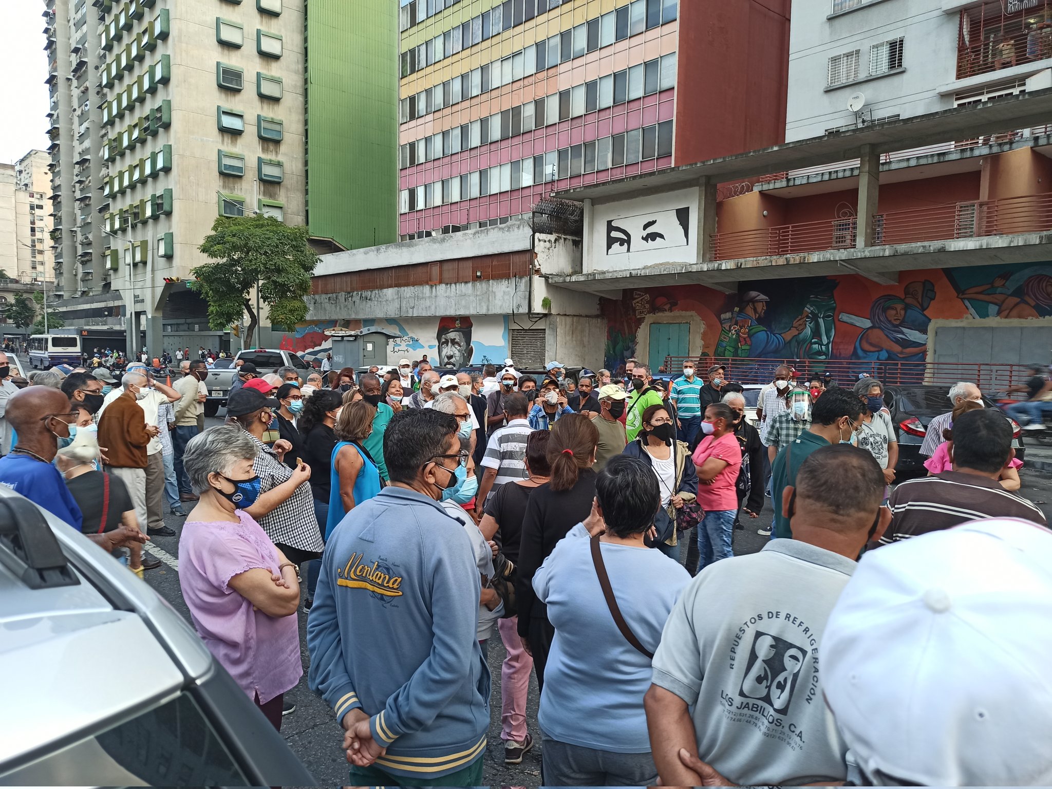 Adultos mayores protestan en el Hotel Alba por falta de vacunas