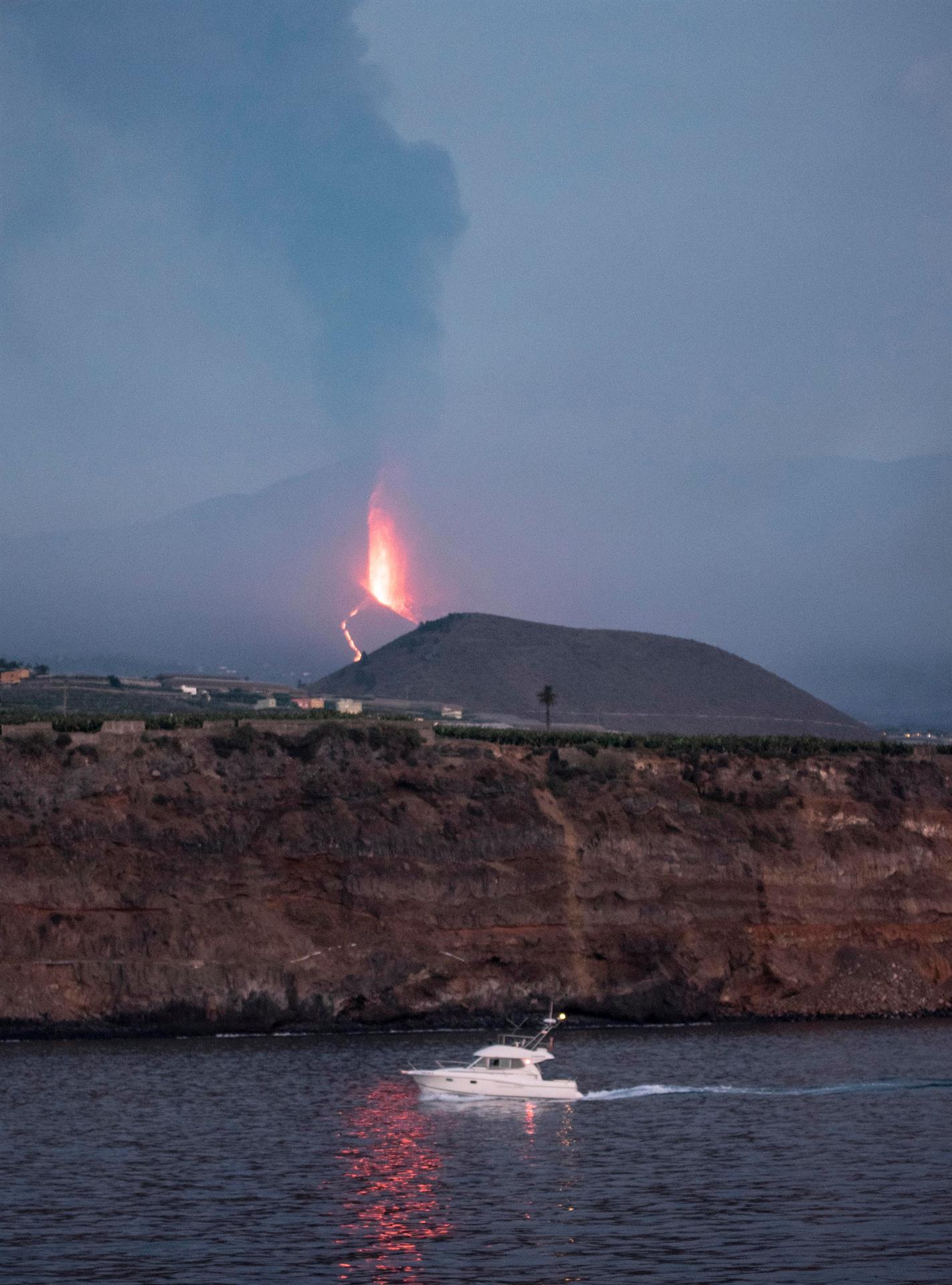 Volcán de la isla de La Palma vuelve a emitir lava y cenizas