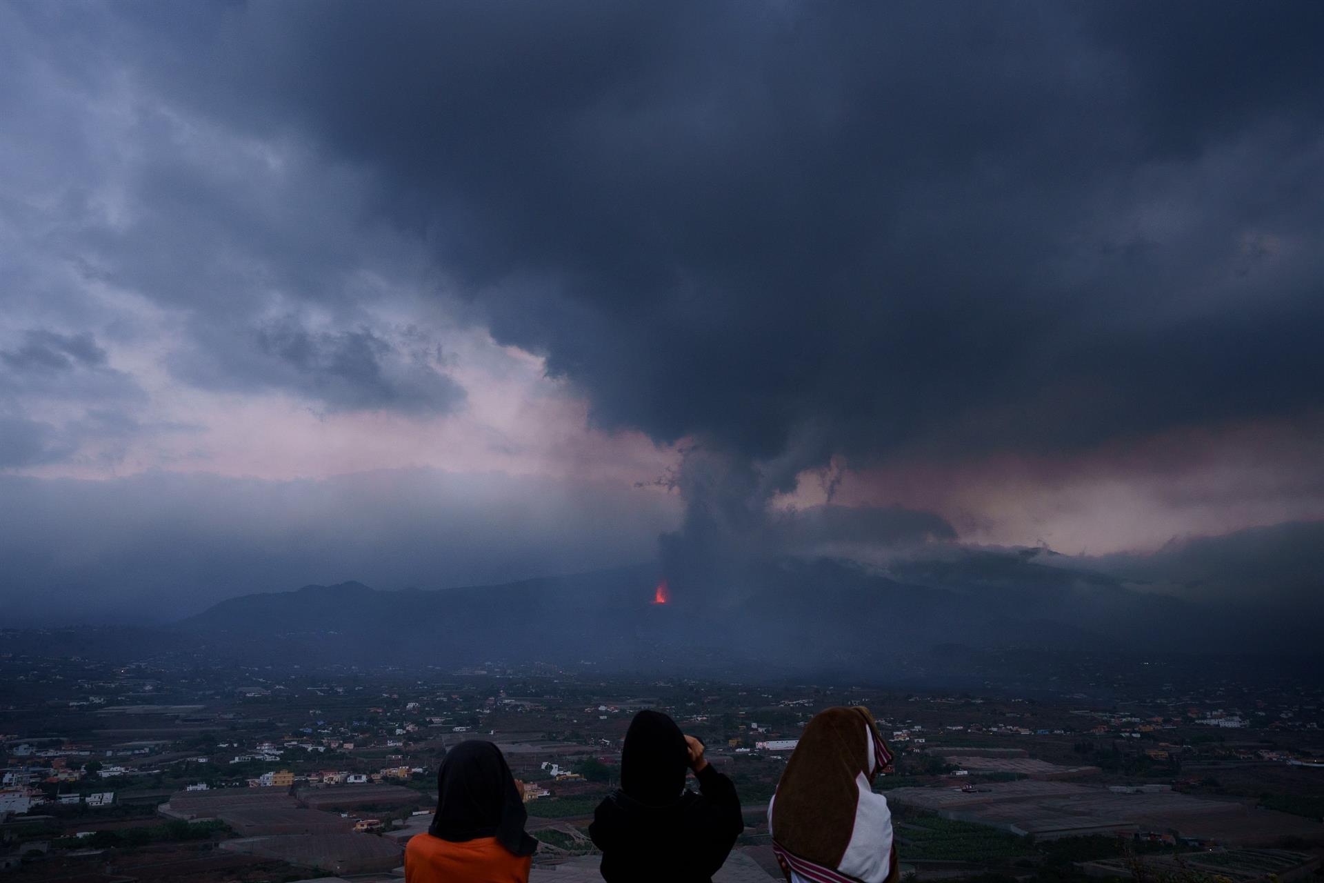 Erupción de volcán afecta 50 % de la isla española de La Palma