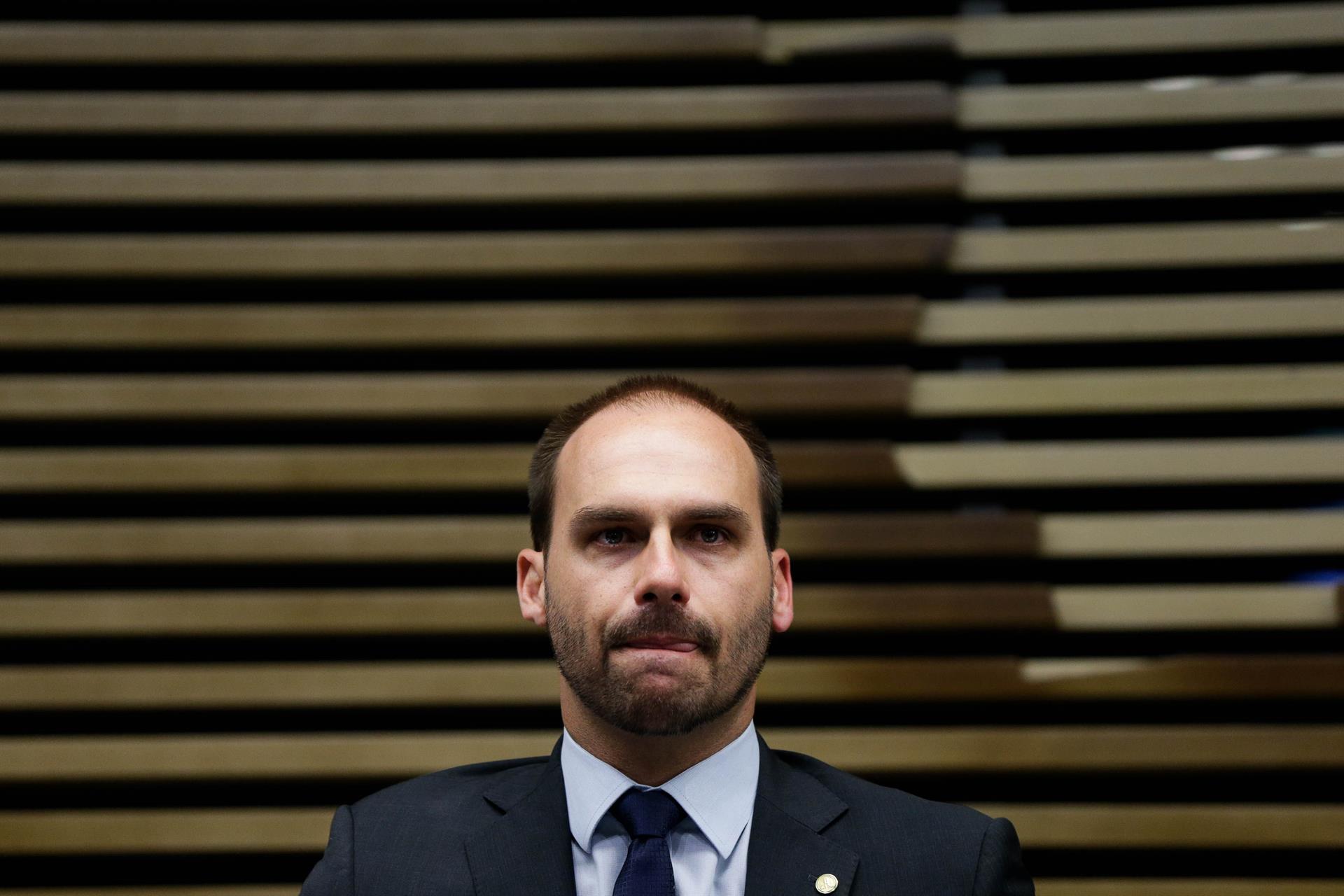 El hijo de Bolsonaro da positivo para la covid y prende la alerta mundial