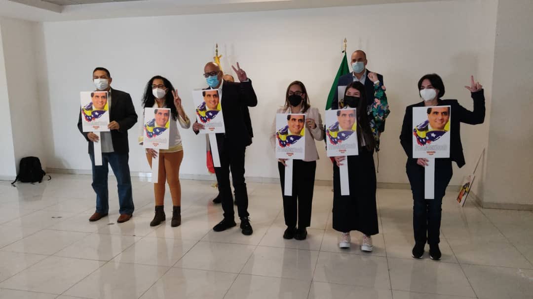 Delegación chavista arriba a México con carteles en defensa de Álex Saab