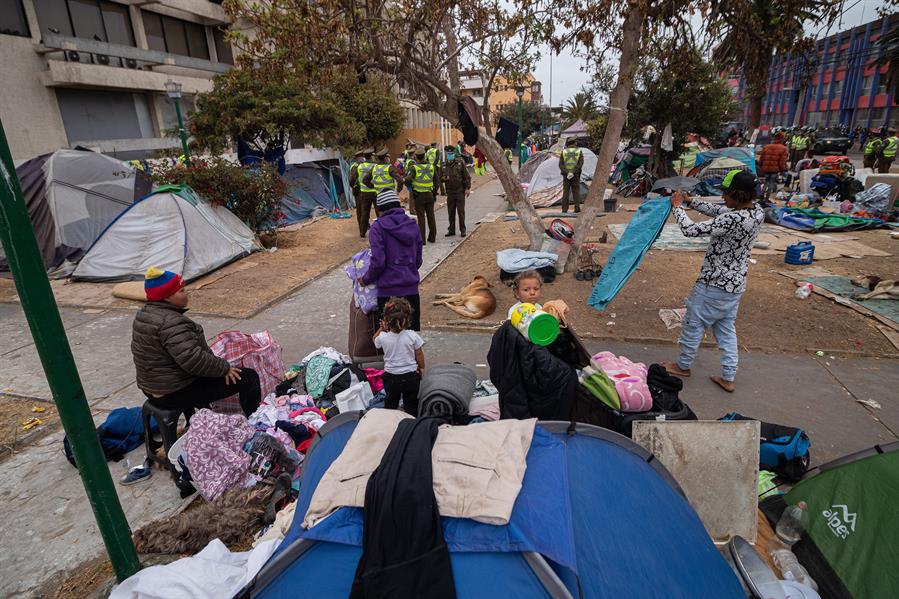 Desalojan campamento de migrantes venezolanos en Iquique