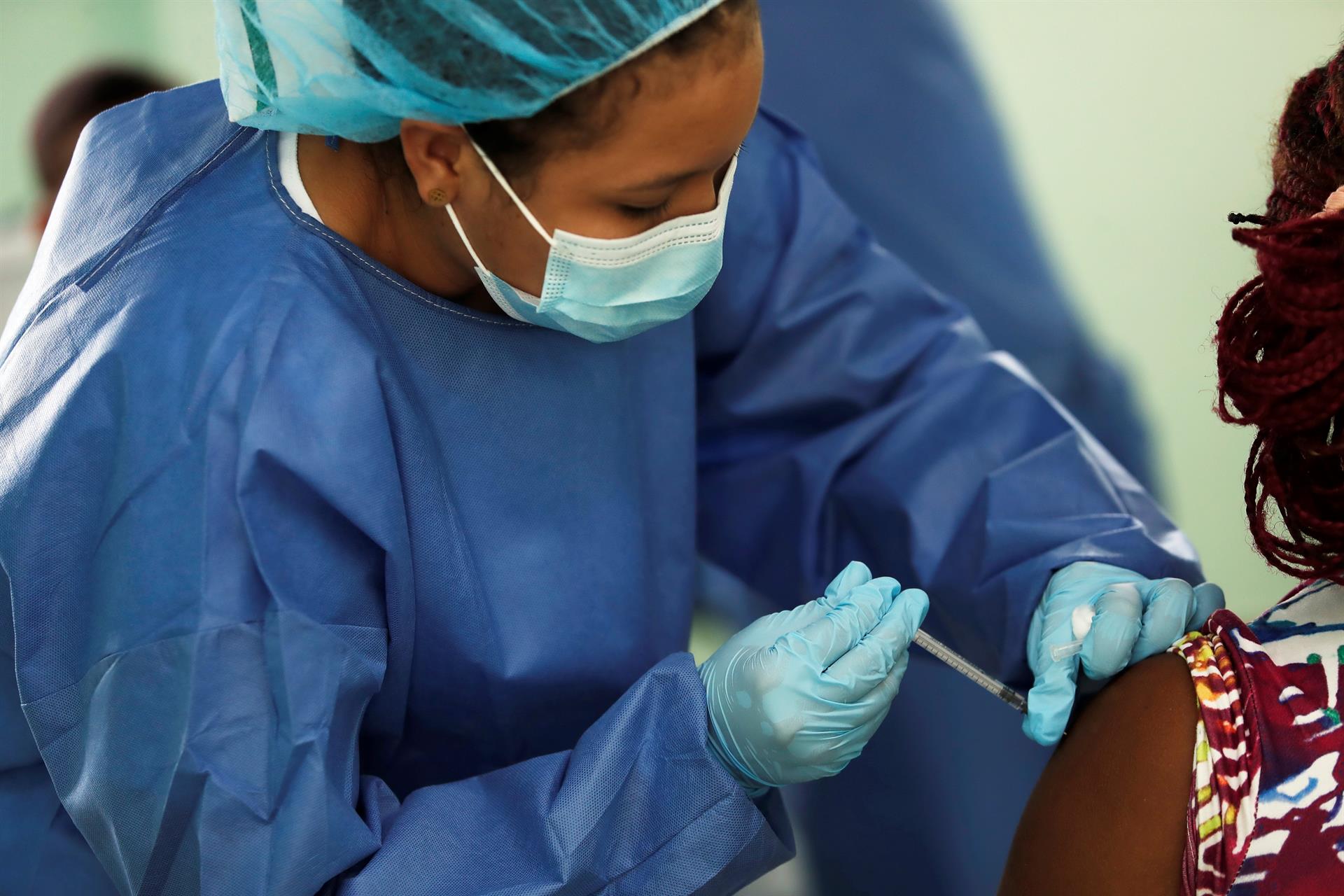 Vacunas reducen en más del 70 % las hospitalizaciones, según un estudio