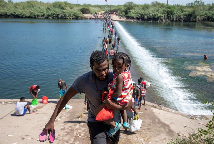 EE.UU. reabre el paso fronterizo en Del Río tras desalojo de haitianos