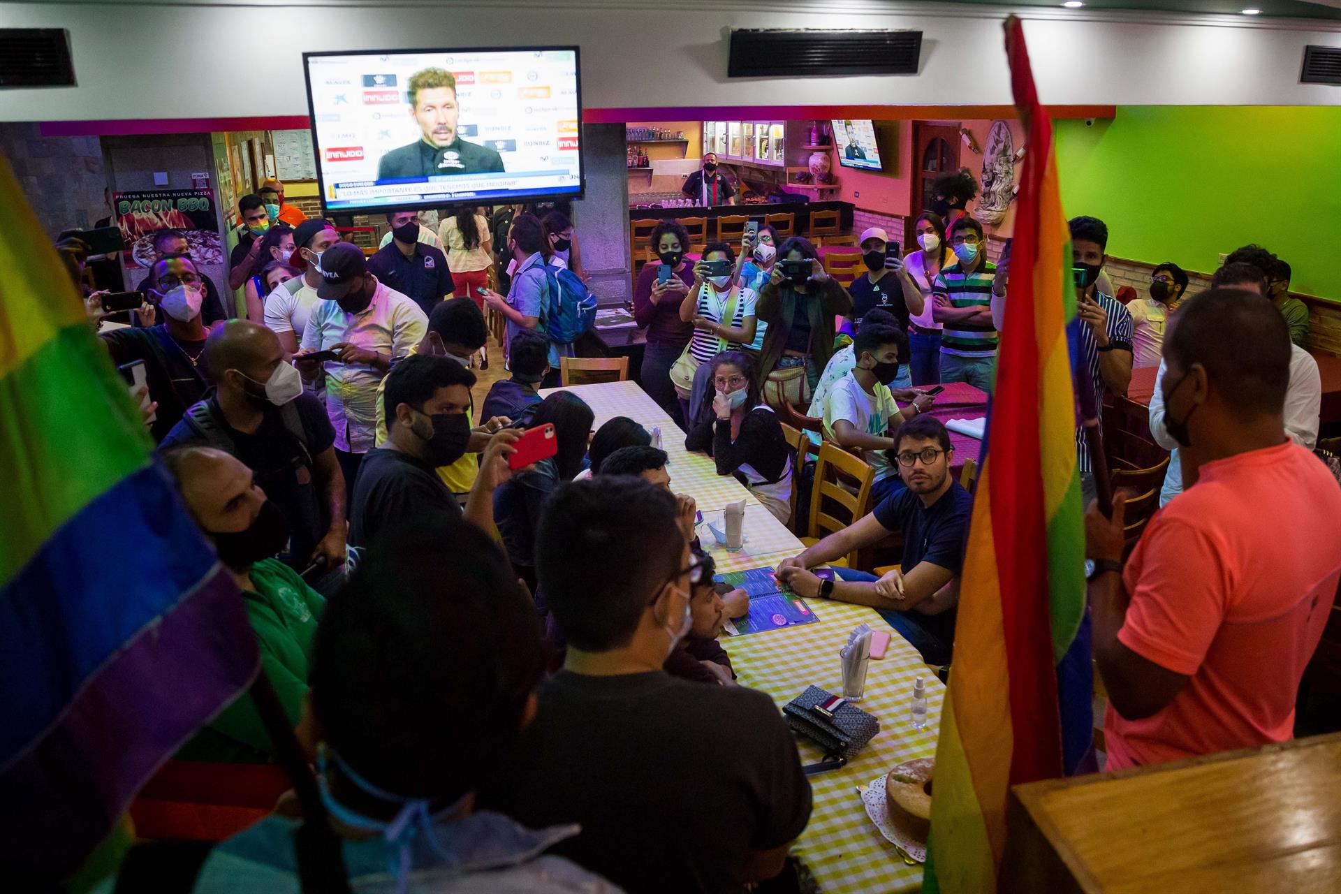 Activistas protestan por discriminación a pareja gay en pizzería de Caracas
