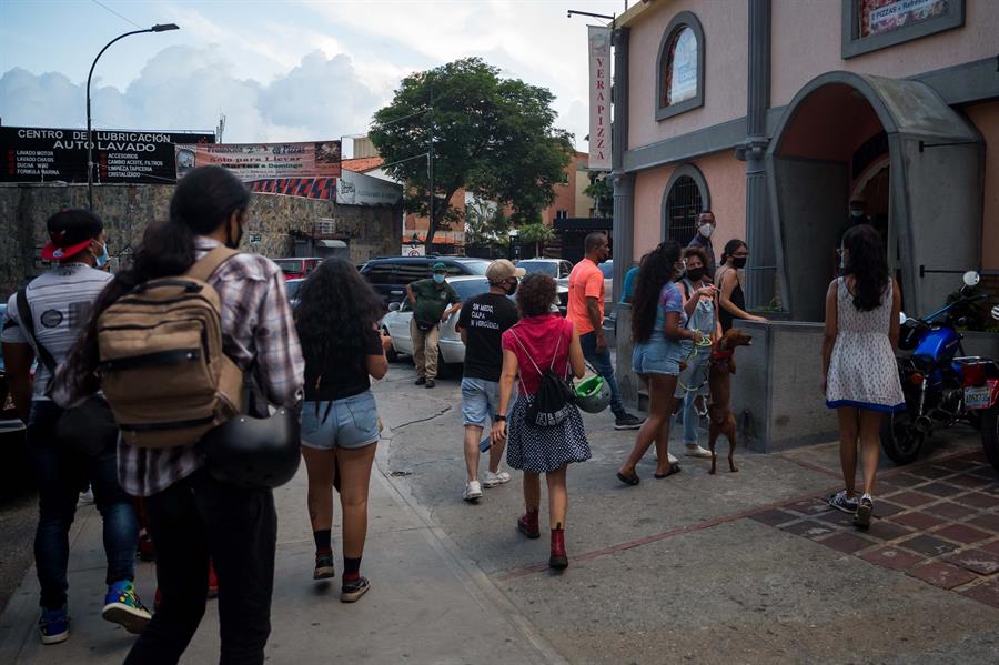 Activistas protestan por discriminación a pareja gay en pizzería de Caracas