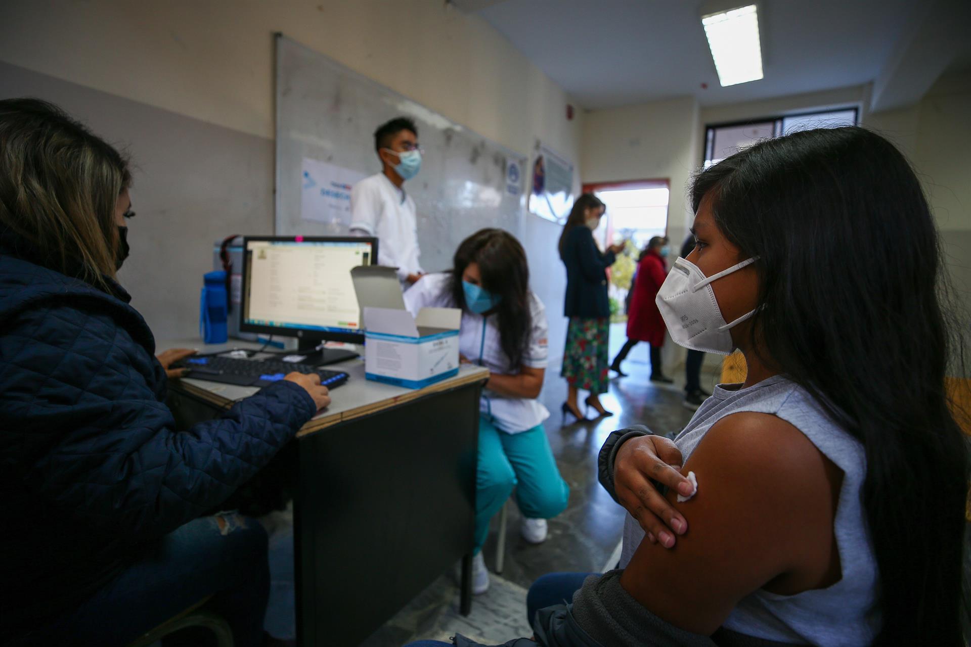 Ecuador inicia la vacunación de adolescentes entre 12 y 15 años