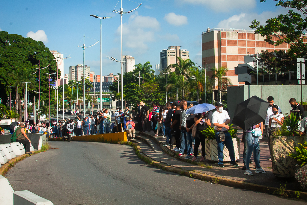 Vacunación en Caracas avanza en medio de largas colas (Fotogalería)