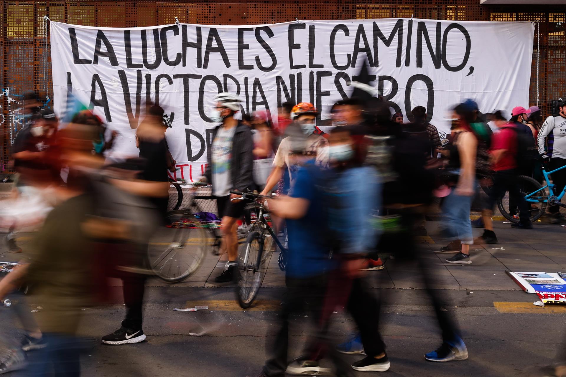 Un muerto en un intento de saqueo en el aniversario de las protestas en Chile