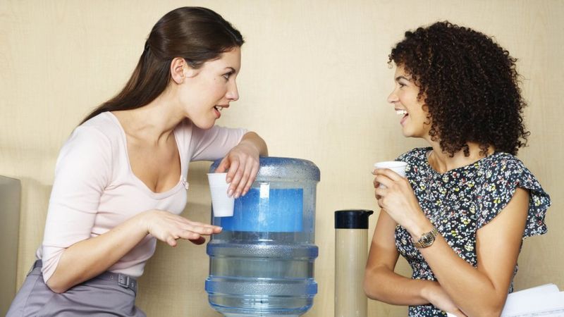 Por qué las charlas triviales son tan importantes para nuestra salud mental (y cómo evitar que nos resulten una agonía)