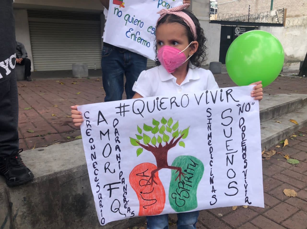 “Nuestros pulmones no aguantan otro día”, niños con fibrosis quística piden al Estado medicinas