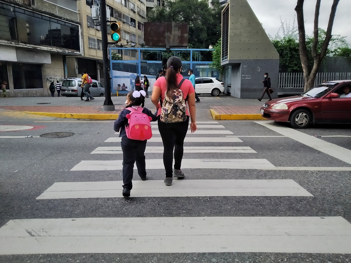 Primer día del regreso a clases: liceos cerrados y pocos estudiantes en aulas