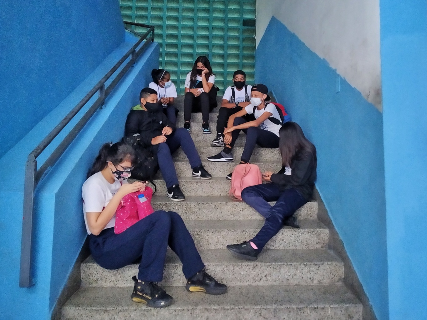 Primer día del regreso a clases: liceos cerrados y pocos estudiantes en aulas