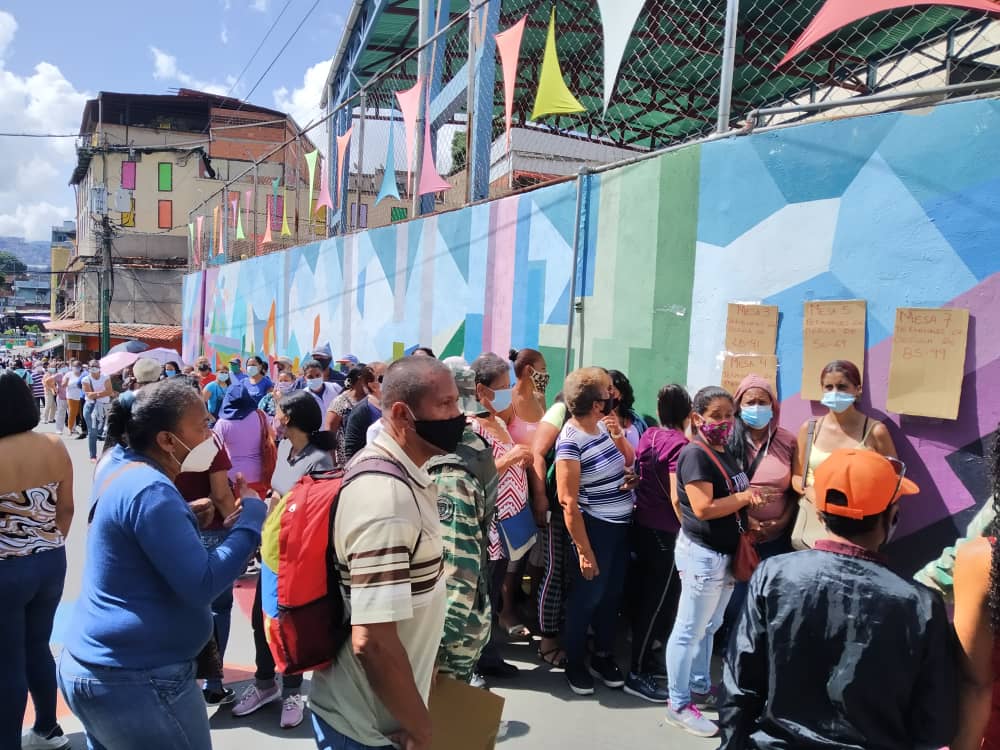 Largas colas en la escuela José de Jesús Arocha en la redoma de Petare, durante el simulacro electoral.