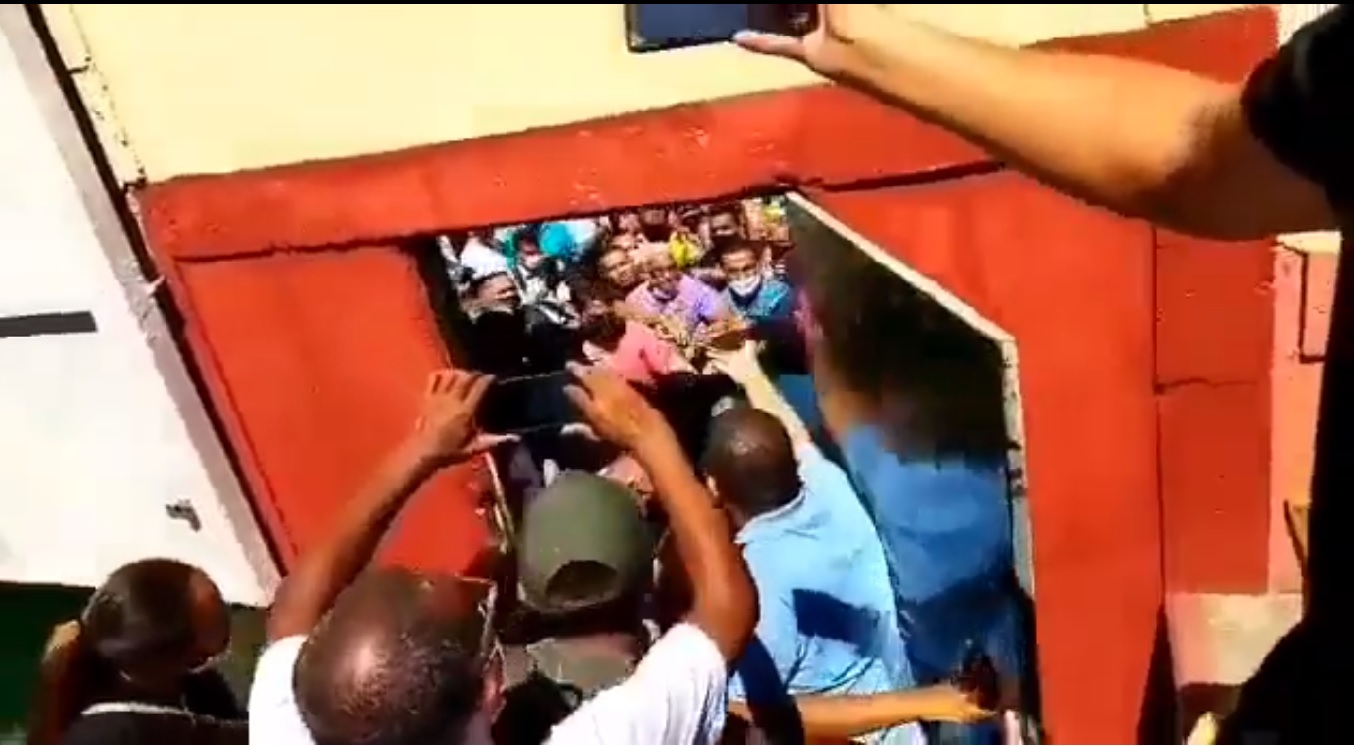 Grupos intentaron impedir participación de Olivares en el simulacro electoral  