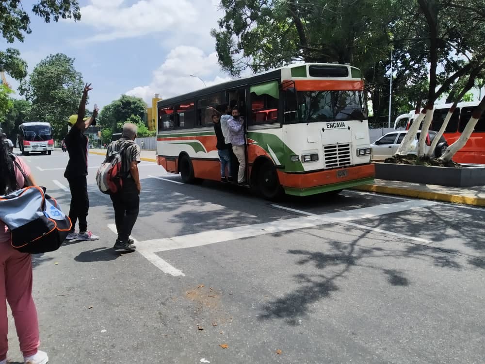 Transporte público colapsa en Caracas por apagón de este #14Oct
