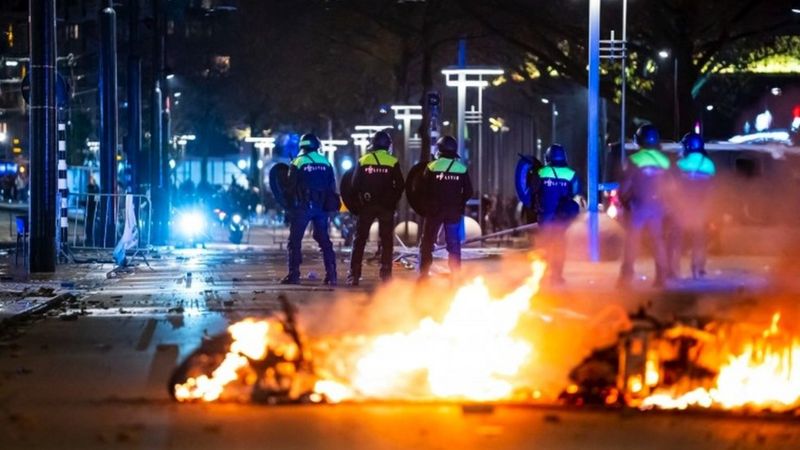 Cuál es la causa de las violentas protestas que han sacudido varios países de Europa mientras la pandemia se recrudece