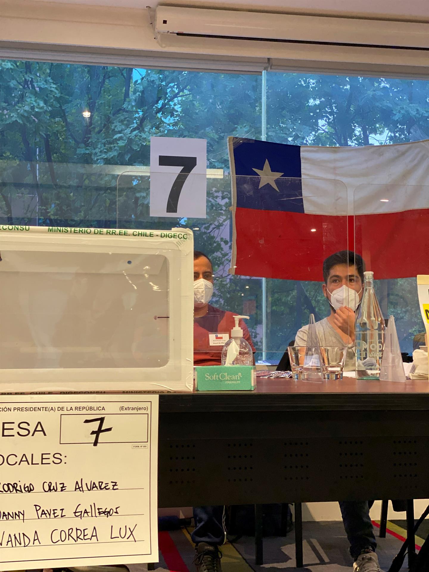 Centros de votación abren para cruciales comicios presidenciales en Chile
